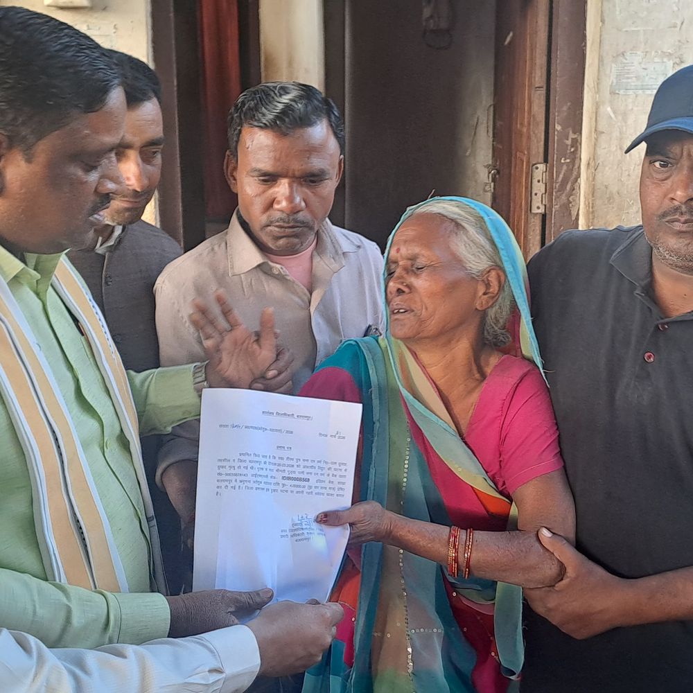 बलरामपुर में आकाशीय बिजली से मौत:पीड़ित परिवार को 24 घंटे में मिली 4 लाख की सहायता, विधायक भी पहुंचे