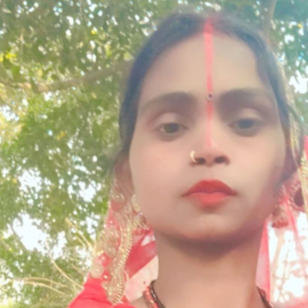 घर में सो रही महिला की चाकू मारकर हत्या:बदमाश को देख पति ने छत से कूदकर बचाई जान, दोनों पक्ष में जमीनी विवाद