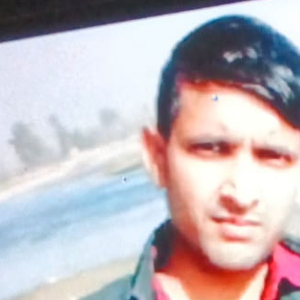 रामपुर में वाहन की टक्कर से बाइक सवार की मौत:साथी युवक गंभीर घायल; आरोपी चालक की तलाश में जुटी पुलिस