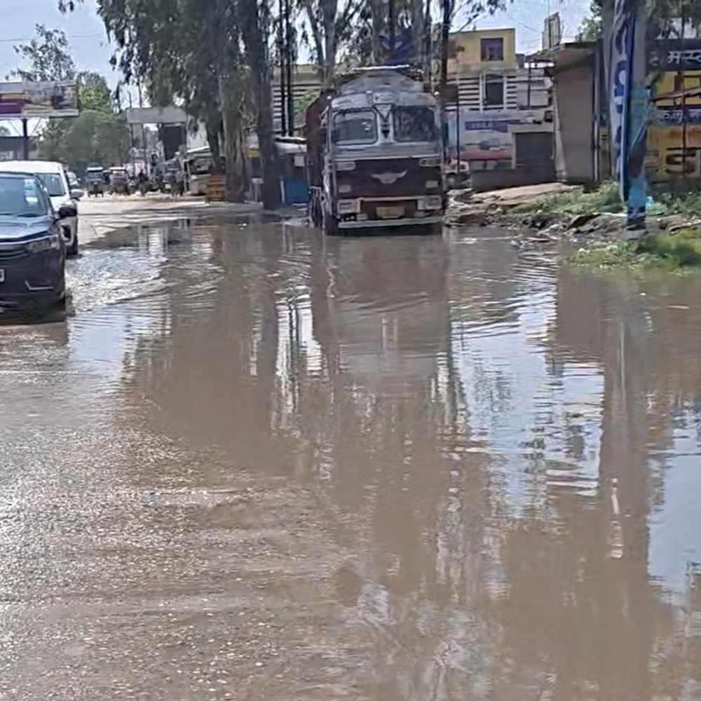 मुजफ्फरनगर में जलभराव से सड़क टूटी:गड्ढों में भरा पानी; ग्रामीणों ने प्रशासन से जल निकासी व्यवस्था सुधारने की मांग की