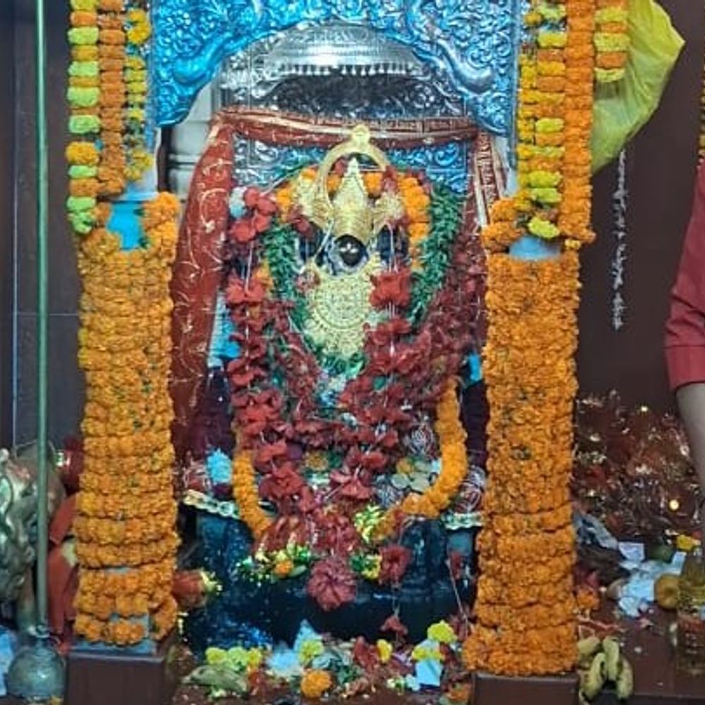 देवरिया के मंदिरों में उमड़ी श्रद्धालुओं की भीड़:नवरात्र के तीसरे दिन मां चंद्रघंटा की पूजा, सुख-समृद्धि और शांति की कामना की