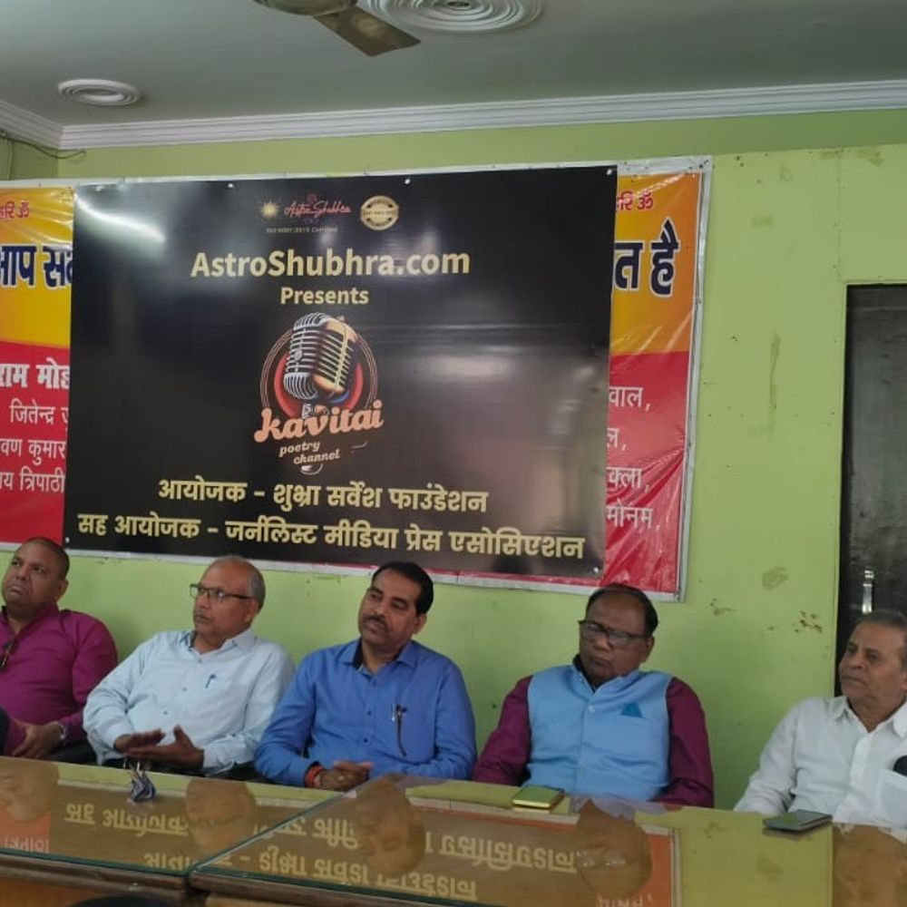 विश्व कविता दिवस पर 'कविताई 2.0' का आयोजन:इंदिरा नगर के पारिजात पैलेस में कवियों ने दी प्रस्तुति