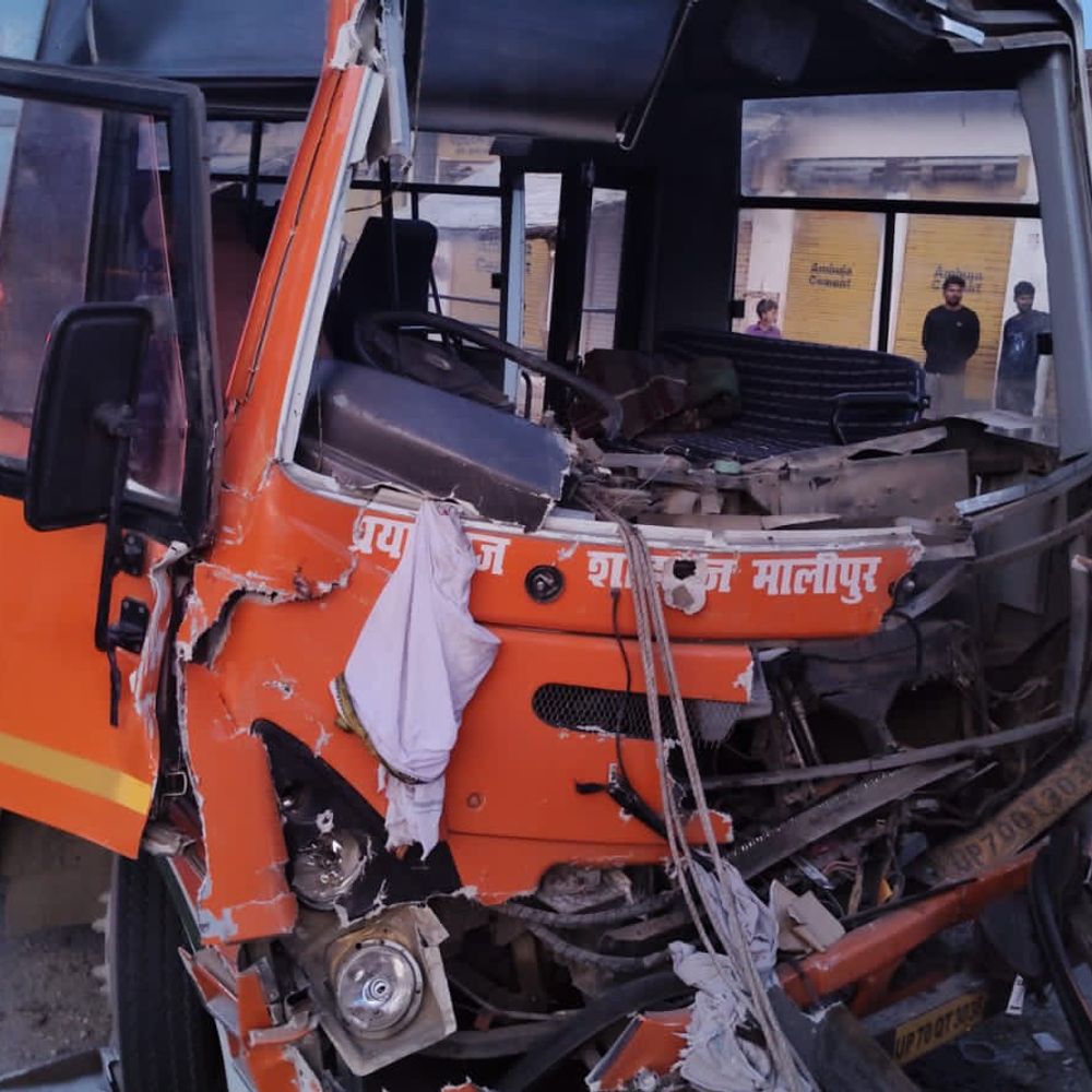 जौनपुर में खड़ी ट्रक से भिड़ी रोडवेज बस:चालक की मौत, 9 यात्री घायल; प्रयागराज से टांडा जा रही थी बस