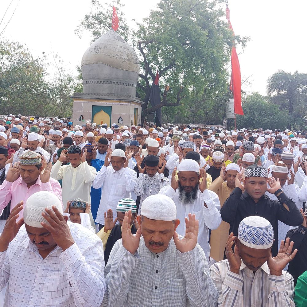 सोनभद्र में ईद-उल-फितर का त्योहार मनाया गया:142 ईदगाहों-मस्जिदों में नमाज, लोगों ने गले मिलकर दी बधाई