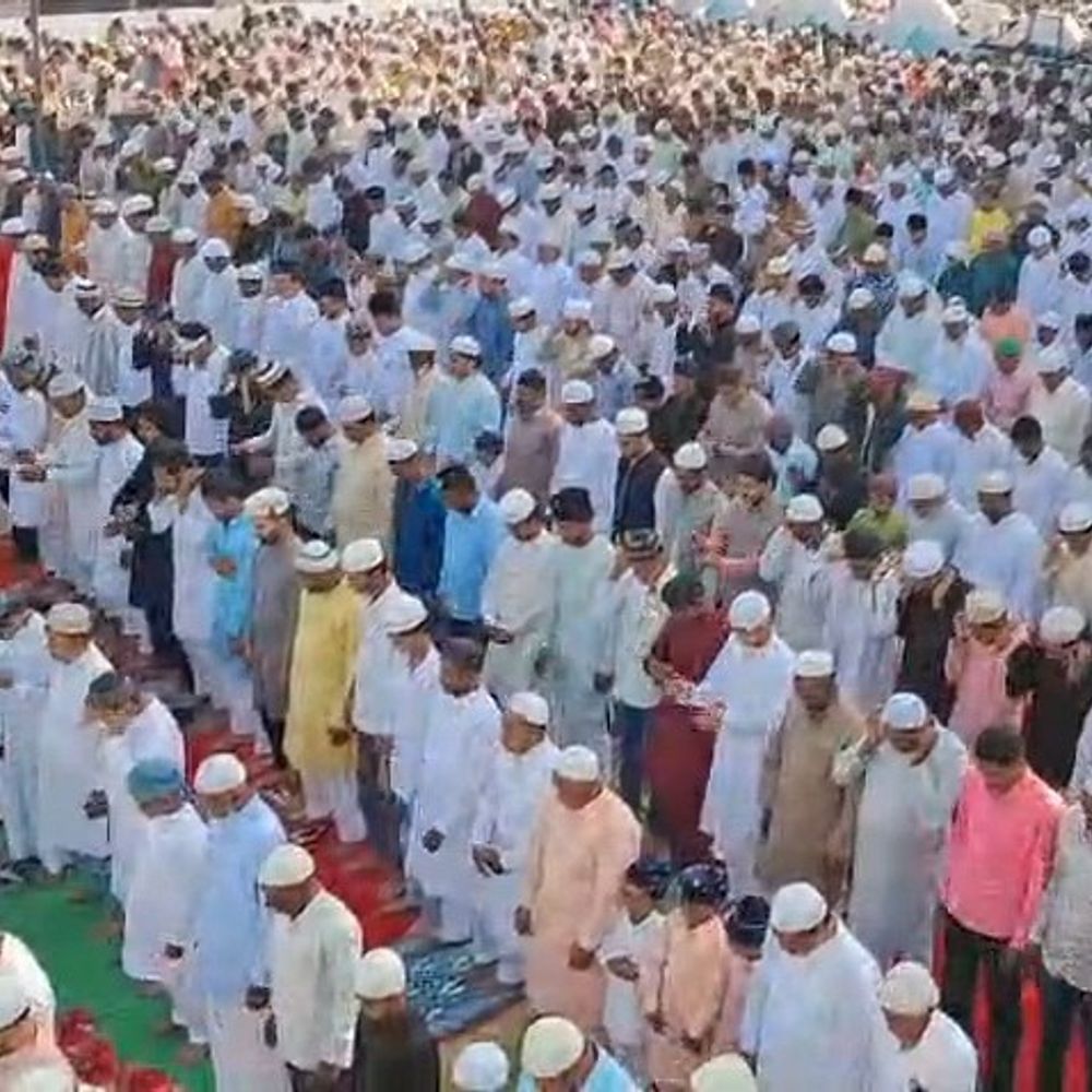 कुशीनगर में ईद-उल-फितर हर्षोल्लास के साथ मनाई गई:नमाज के दौरान अमन-चैन और तरक्की की दुआ मांगी गई