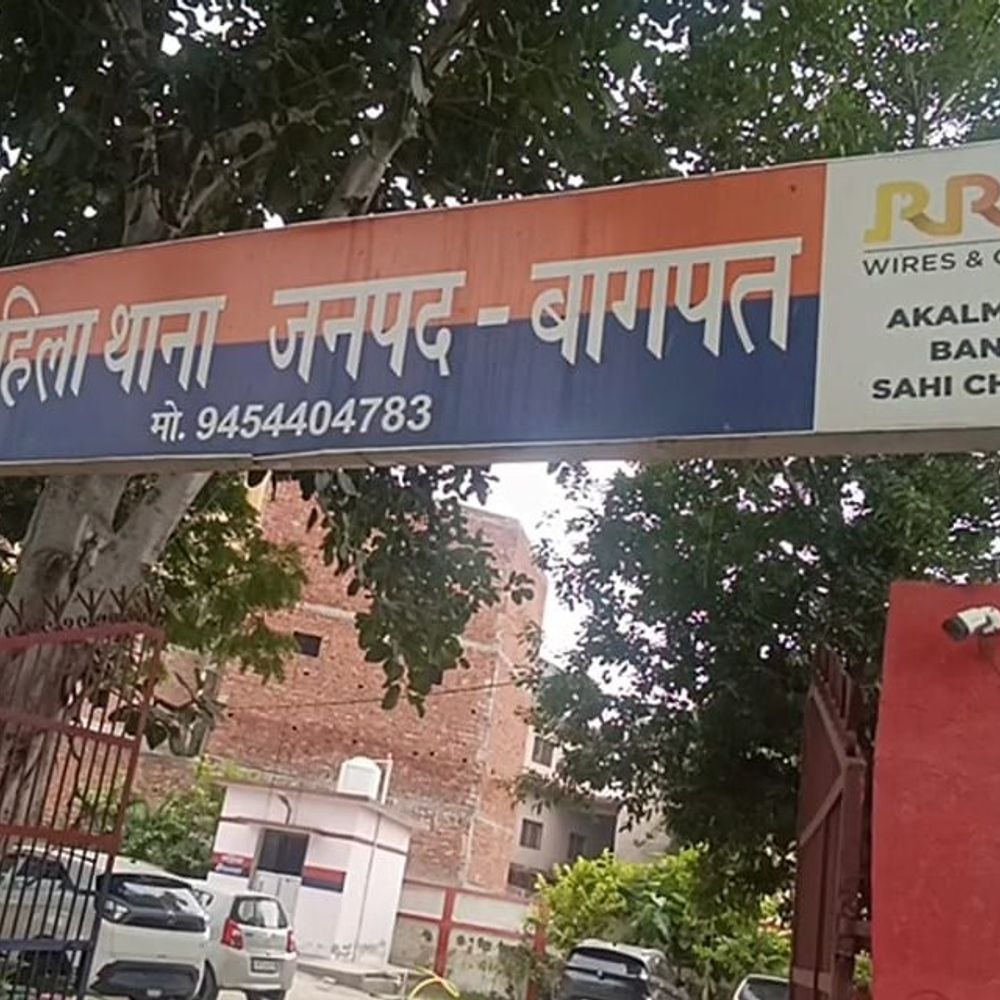 महिला ने पति-सास पर लगाया दहेज उत्पीड़न का आरोप:बागपत में 5 लाख रुपये की मांग पूरी न होने पर घर से निकाला