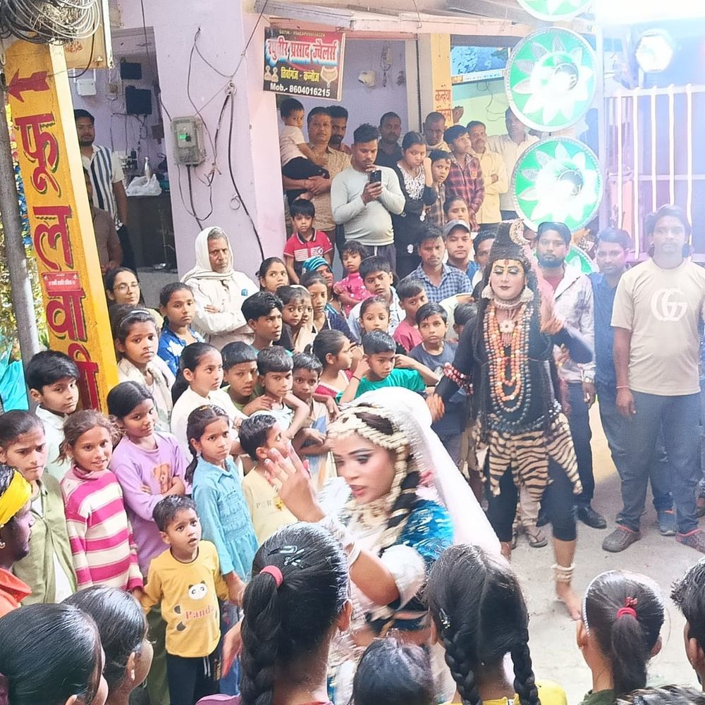 कन्नौज के तिर्वा में भव्य शोभायात्रा निकली:भक्तों ने मां दुर्गा की आराधना की, कलाकार शिव-पार्वती, माता रानी के स्वरूपों में सजे