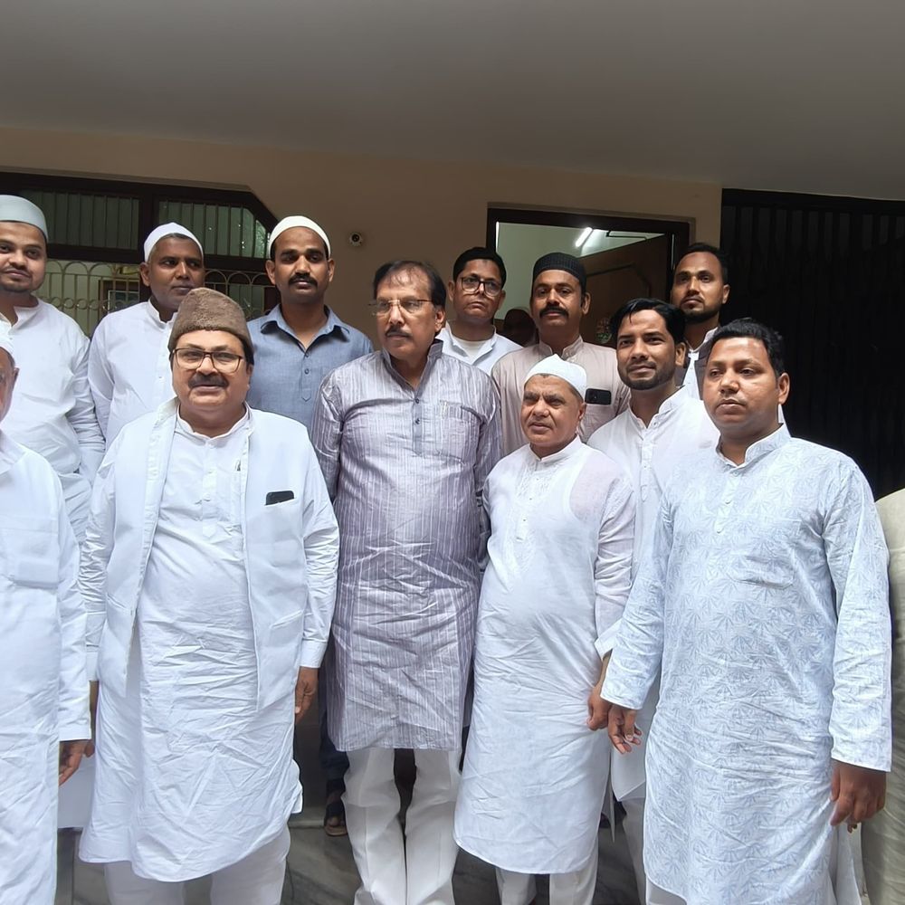मऊ के औरंगाबाद ईदगाह में ईद की नमाज:कड़ी सुरक्षा के बीच अदा हुई, सांसद राजीव राय ने गले लगाकर दी मुबारकबाद