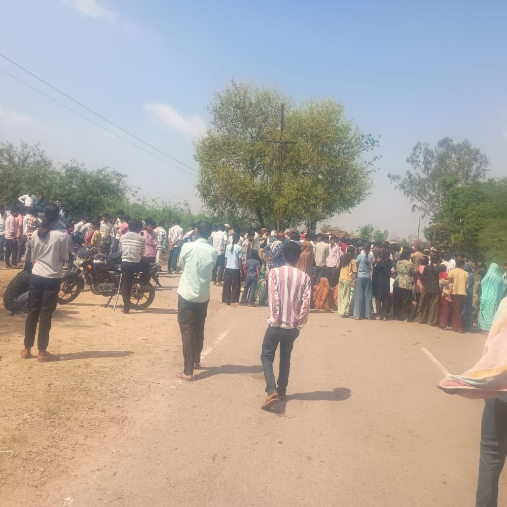 ओलावृष्टि से फसलें खराब, किसानों ने लगाया जाम:ललितपुर में तत्काल सर्वे की मांग, CO समेत अधिकारी मौके पर पहुंचे