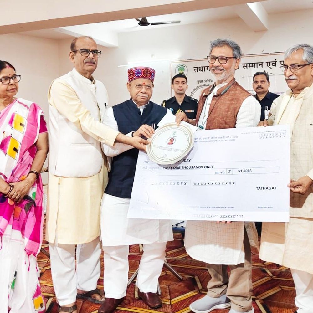 तेलंगाना के राज्यपाल ने भोजपुरी को हिंदी की शक्ति बताया:काशी के निजी स्कूल में में साहित्यकारों का सम्मान, कई पुस्तकों का भी हुआ विमोचन