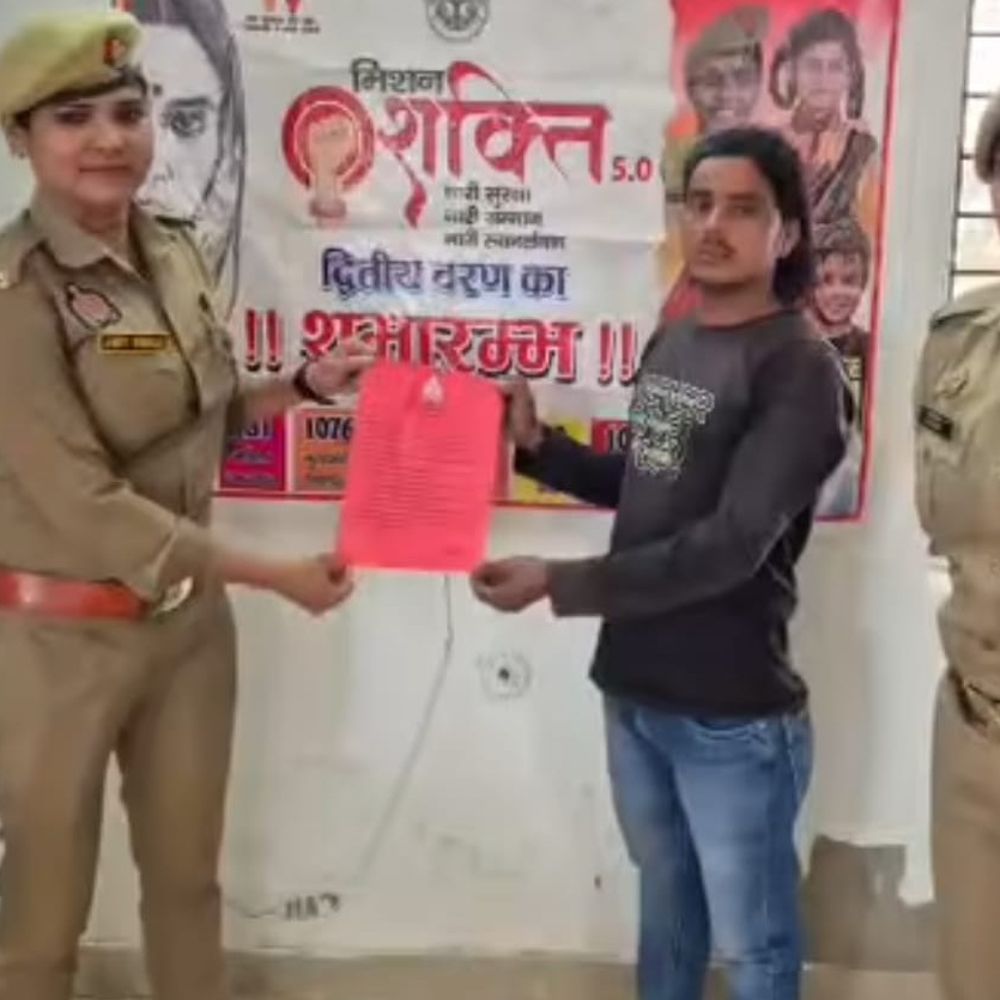 बलरामपुर में बाइक स्टंट कर रहा युवक गिरफ्तार:मिशन शक्ति की टीम ने पकड़ा, मोटरसाइकिल भी जब्त की