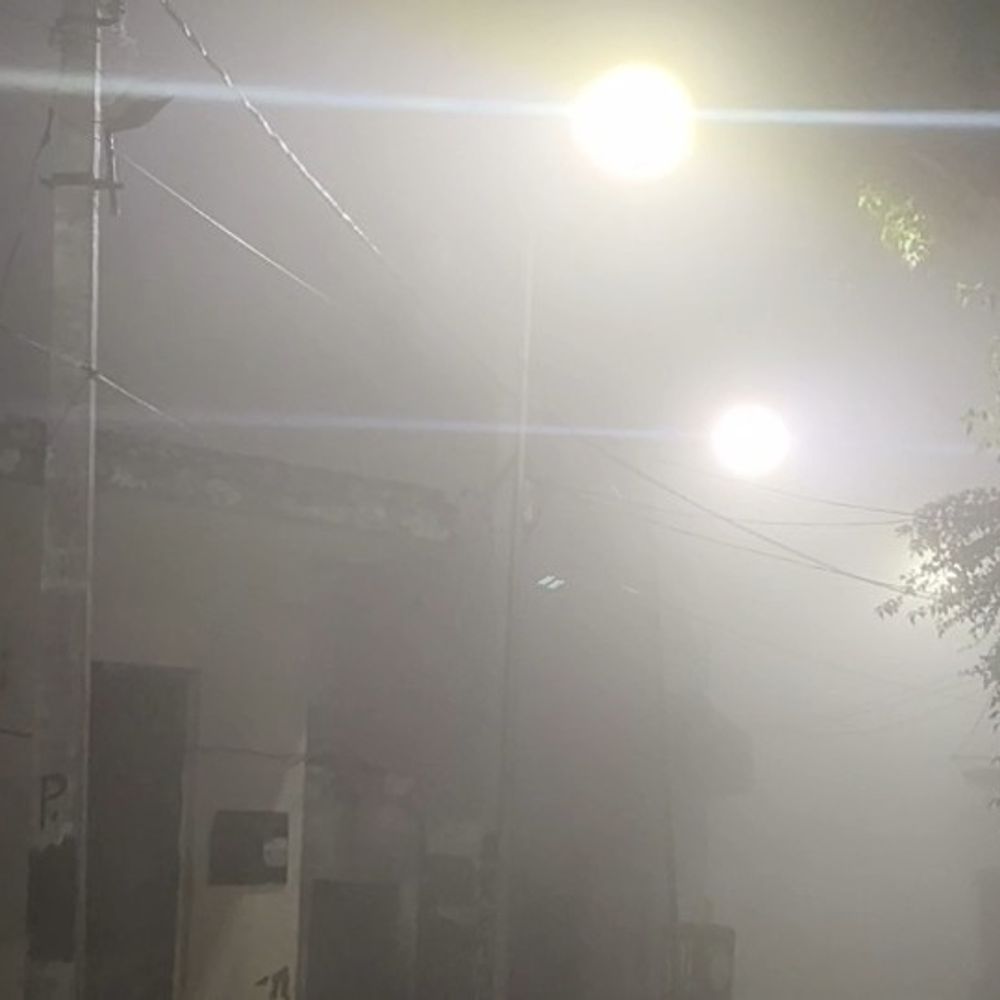 मथुरा में घना कोहरा, ठंड बढ़ी:आंधी-बारिश के बाद तापमान गिरा, किसानों की चिंता बढ़ी