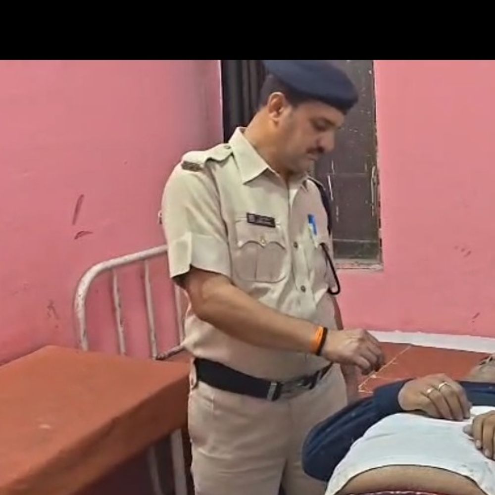 गोमती एक्सप्रेस में सॉफ्टवेयर इंजीनियर की हालत बिगड़ी:दिबियापुर सीएचसी में उपचार के दौरान तोड़ा दम, लखनऊ जा रहे थे