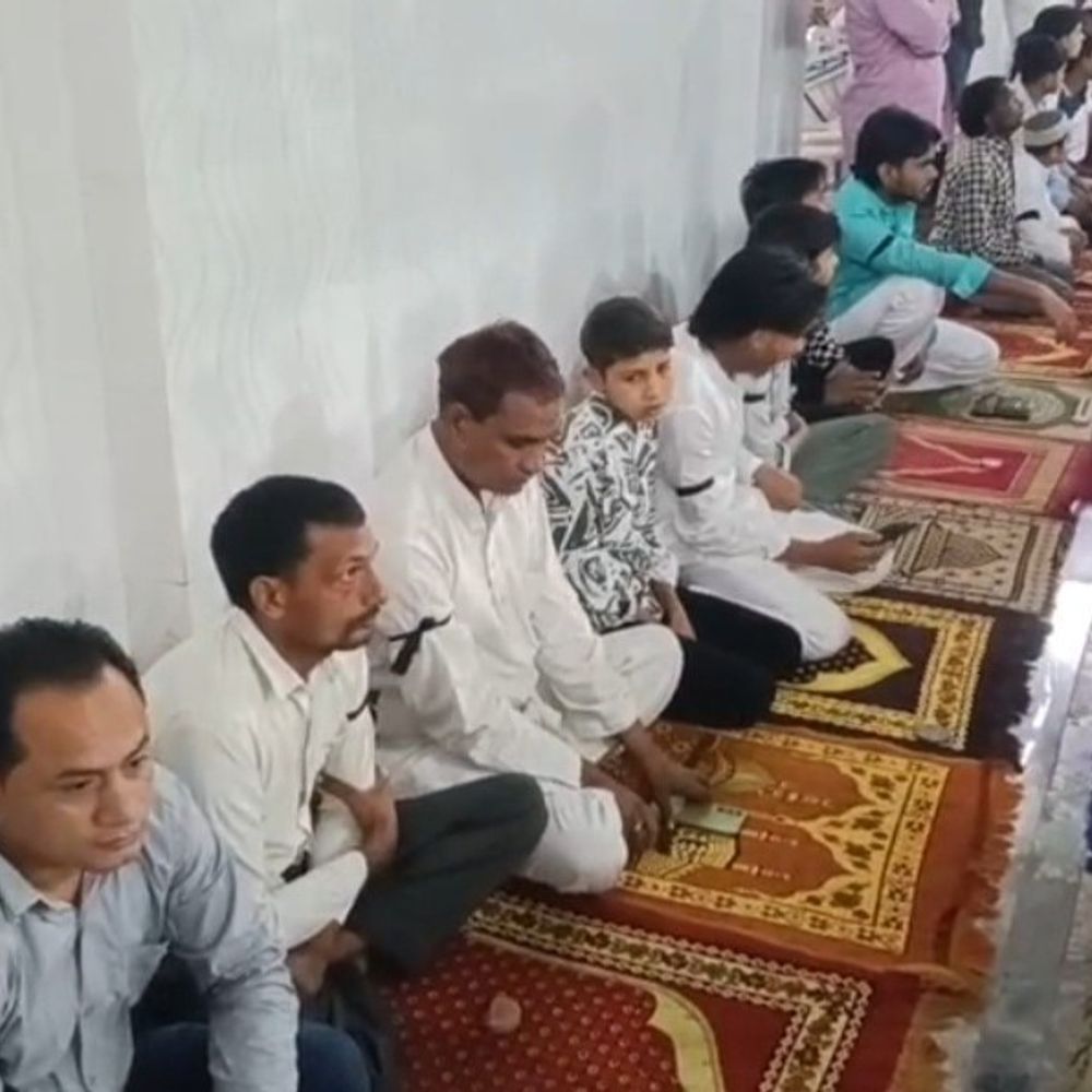 संभल में काली पट्टी बांधकर ईद की नमाज अदा:ईरान-इजरायल युद्ध के विरोध में प्रदर्शन, पुलिस से बहस, अमेरिका मुर्दाबाद के नारे लगाए, VIDEO