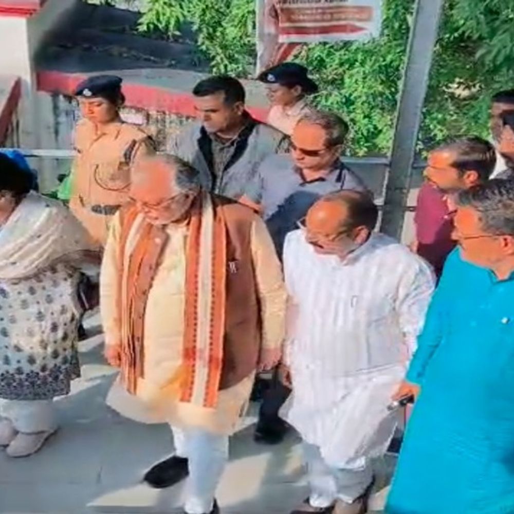 शाहजहांपुर स्टेशन पर अमृत भारत योजना का निरीक्षण:सांसद-वित्तमंत्री ने धीमी गति पर जताई नाराजगी, बोले-शहरवासियों को मिले सहूलियत