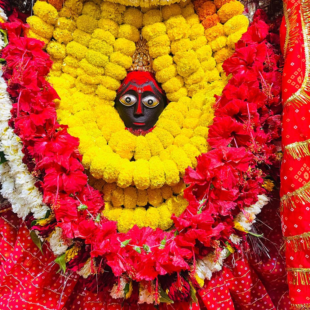 नवरात्र के तीसरे दिन मां चंद्रघंटा की पूजा,:जौनपुर के शीतला धाम में श्रद्धालुओं ने बांधी मन्नतें, देवी मां का हुआ विशेष श्रंगार