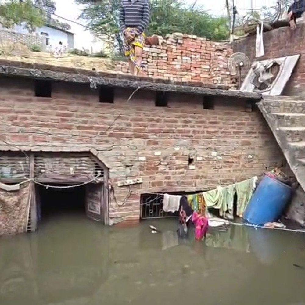इटावा में घरों में घुसा नाले का गंदा पानी:4 से 5 फीट तक जलभराव, ईद की नमाज नहीं पढ़ पाए लोग