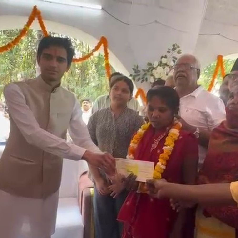 विदेश राज्यमंत्री के बेटे ने पूरा किया पिता का संकल्प:गोंडा में 21 गरीब कन्याओं को शादी के लिए 25.41 लाख की मदद