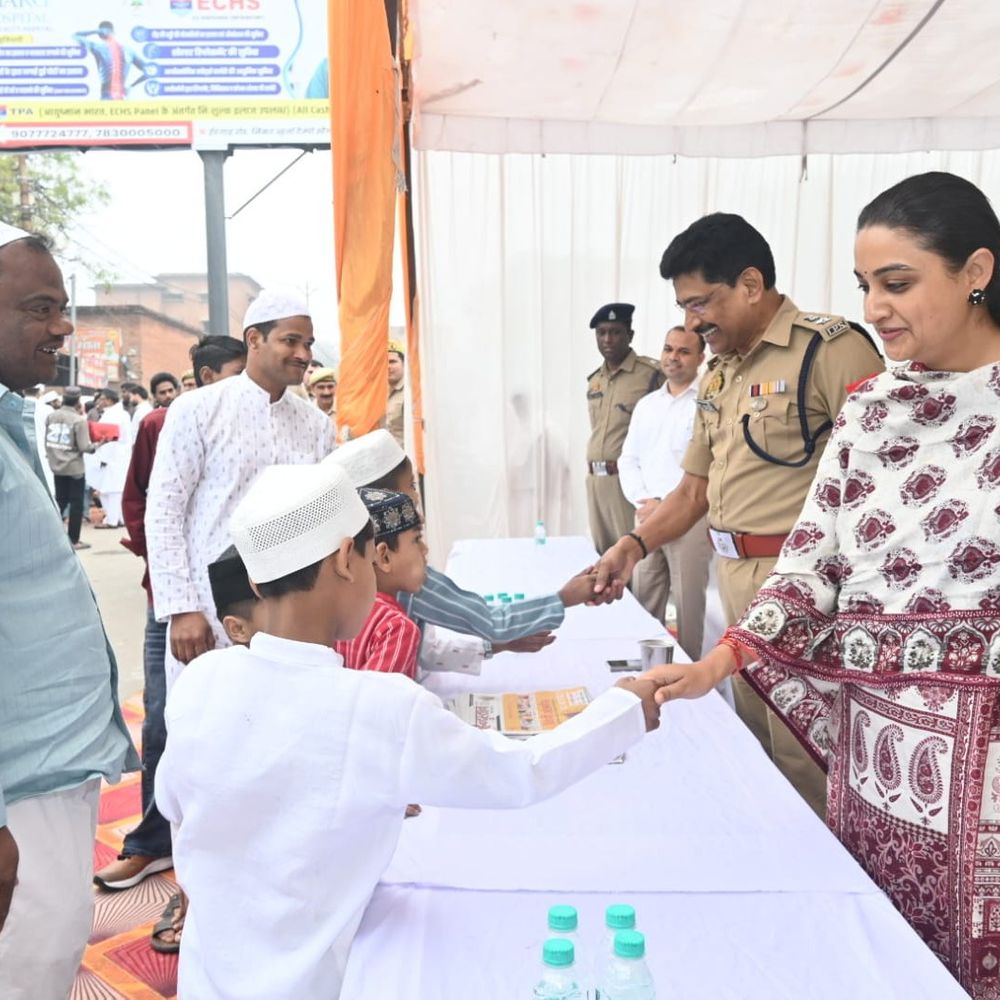 बुलंदशहर में ईद उल फितर पर सुरक्षा और शांति व्यवस्था:लोगों ने एक-दूसरे को गले लगाकर दी मुबारकबाद, डीएम-एसपी भी रहे मौजूद