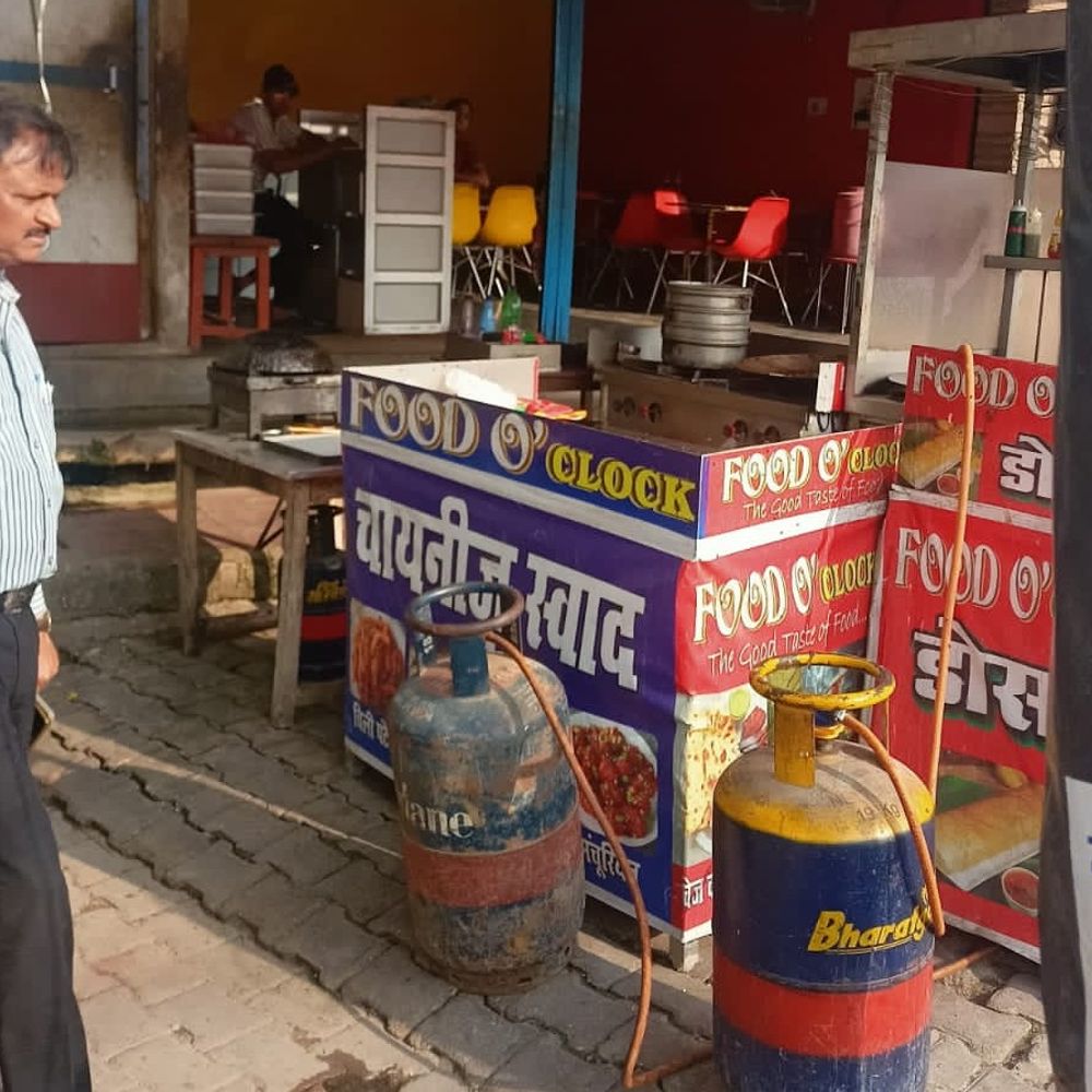 घरेलू गैस सिलेंडर के व्यावसायिक उपयोग पर कार्रवाई:एटा में होटल-ढाबों पर जिला पूर्ति अधिकारी का छापा