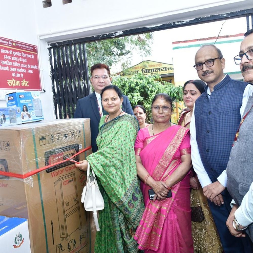 पीएनबी ने स्कूलों को वाटर कूलर, आलमारी दी:सीएसआर गतिविधि के तहत बैंक ने किया सहयोग