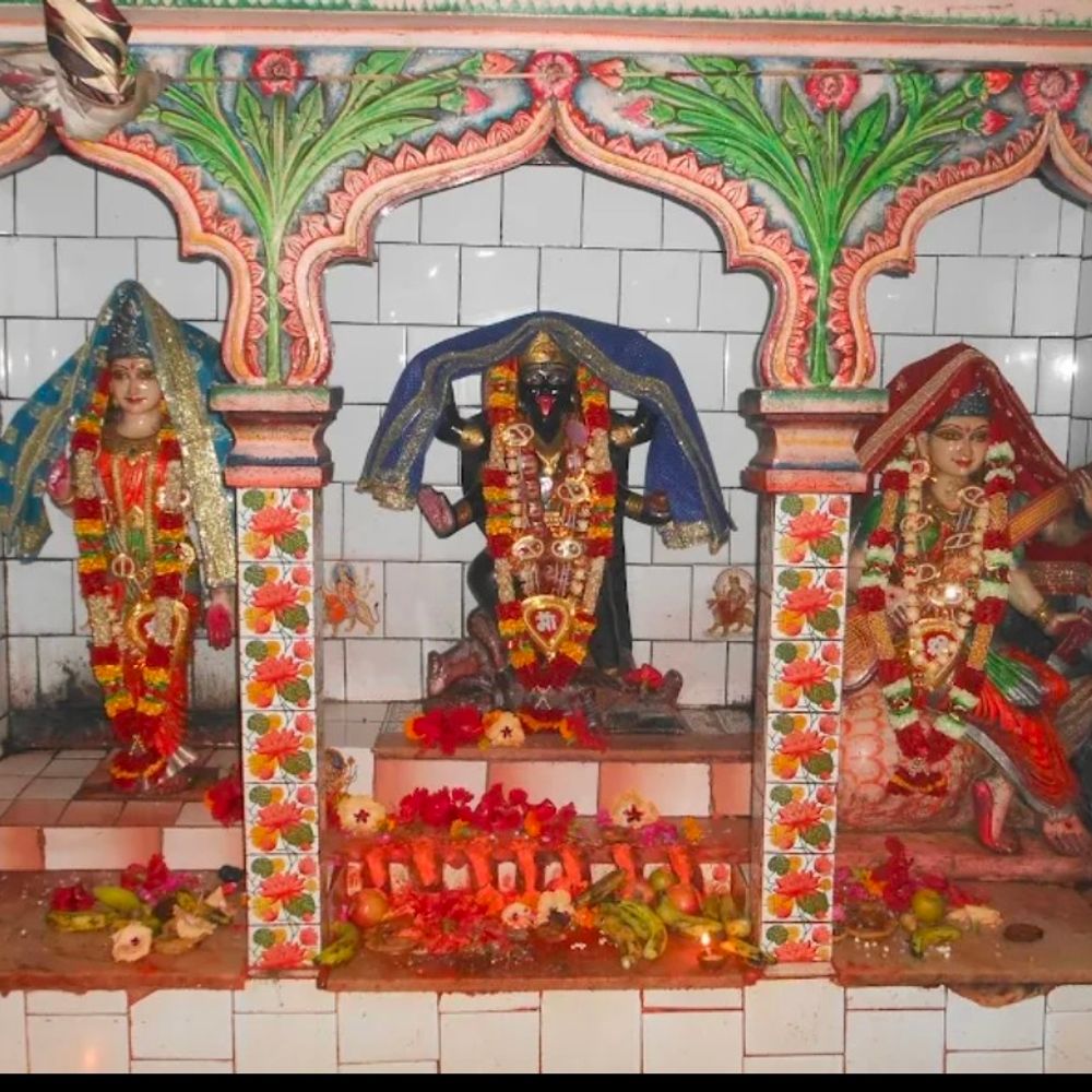 बलिया में चैत्र नवरात्र पर उमड़ी श्रद्धालुओं की भारी भीड़:देवी मंदिरों में पूजन-अर्चन कर मांगी मनोकामनाएं