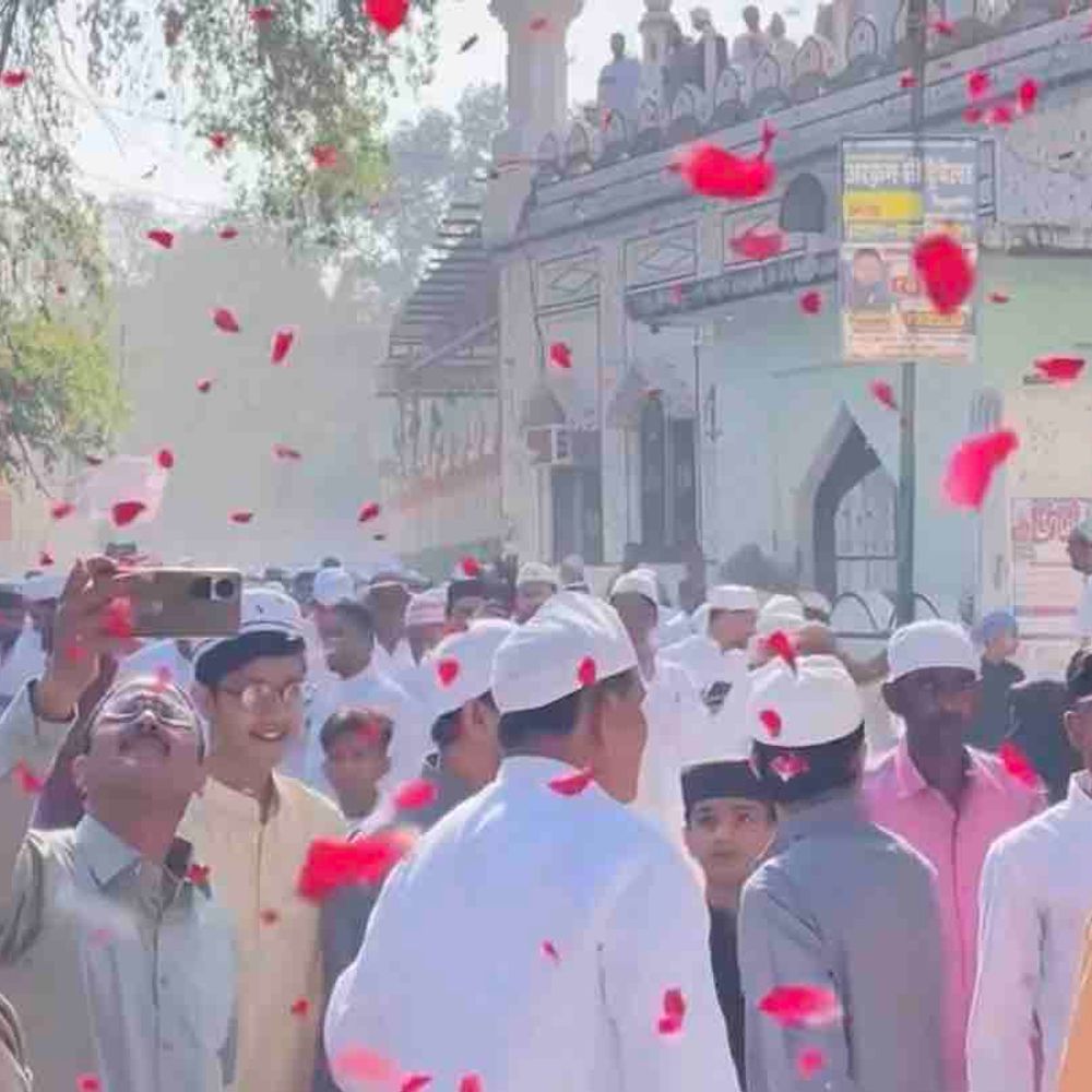 गोरखपुर में ईद-उल-फितर पर दिखा उत्साह:नमाज के बाद गले मिलकर दी बधाई, शांतिपूर्ण माहौल में मनाया गया पर्व