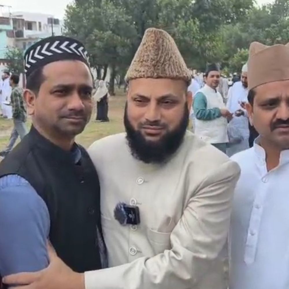 सांसद नदवी ने ईद पर दिया अमन संदेश:रामपुर में नमाज के बाद लोगों से गले मिलकर दी बधाई