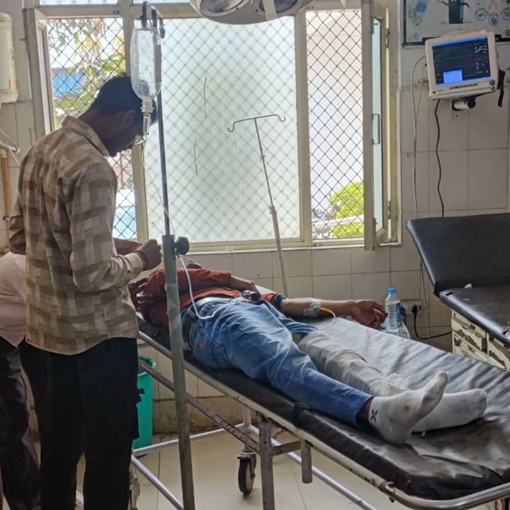 कासगंज में दो बाइकों की टक्कर:महिला ने तोड़ा दम, दो लोग गंभीर रूप से घायल