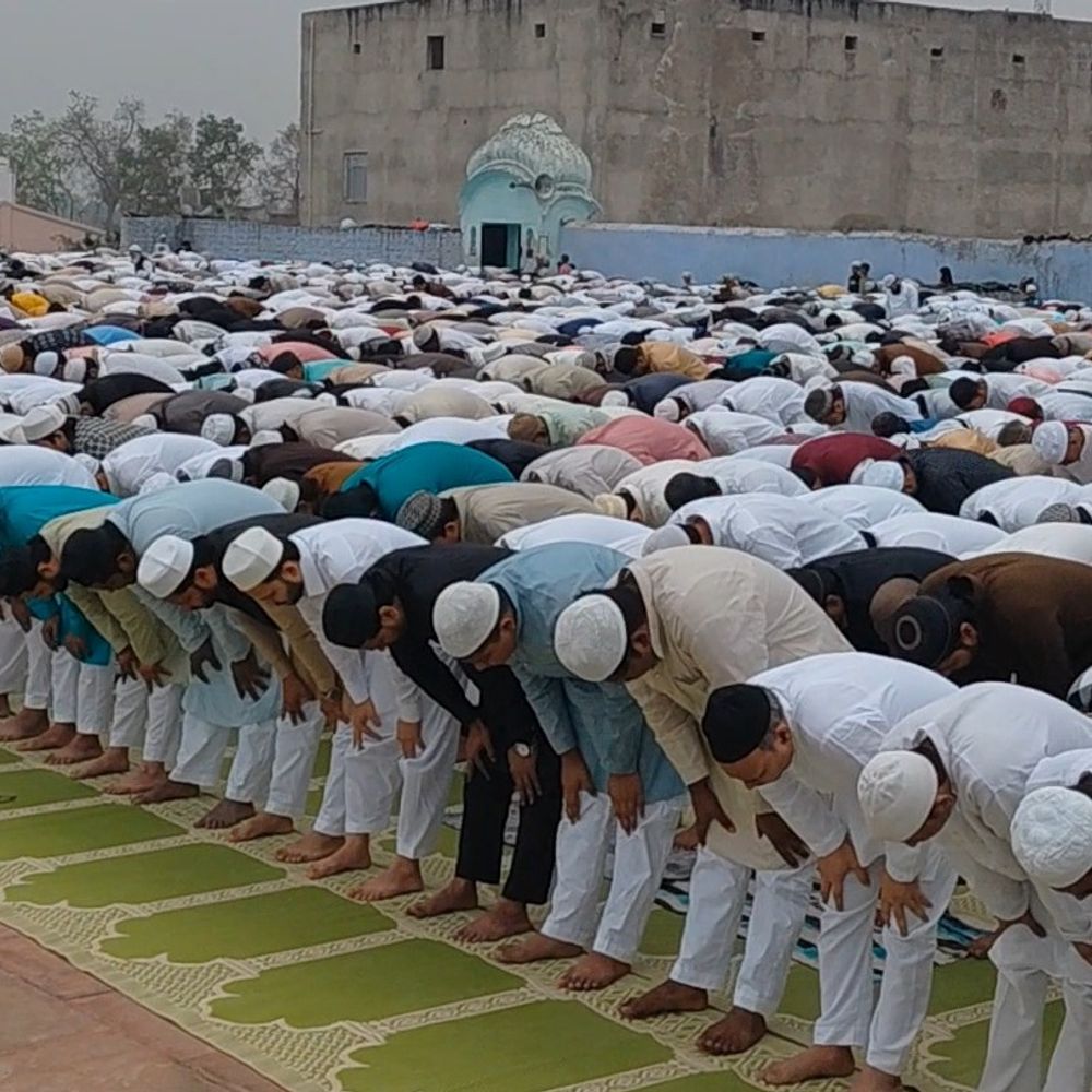 फर्रुखाबाद में अदा हुई ईद की नमाज:नमाजियों ने देश में अमन-चैन की दुआ मांगी, सुरक्षा के पुख्ता इंतजाम