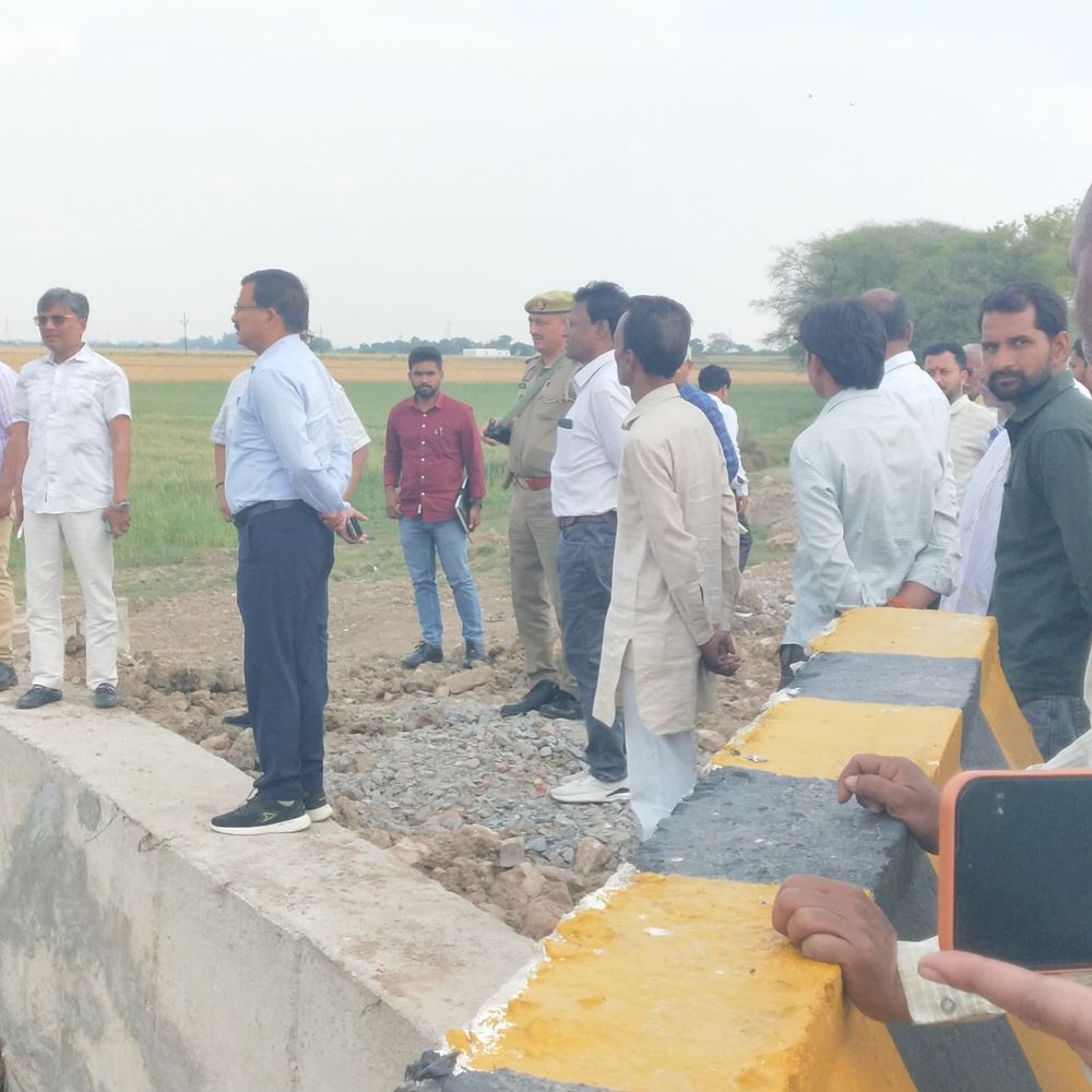 डीएम ने पुल निर्माण में लापरवाही पर जताई नाराजगी:बोले- जनहित से जुड़े मुद्दों पर लापरवाही नहीं की जाएगी बर्दाश्त
