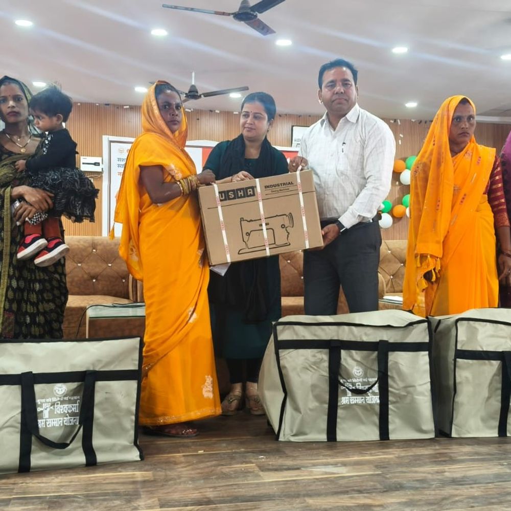 उद्योग-खादी विभाग ने युवाओं को दी योजनाओं की जानकारी:9 वर्ष पूरे होने पर टूलकिट वितरित, स्वरोजगार पर जोर