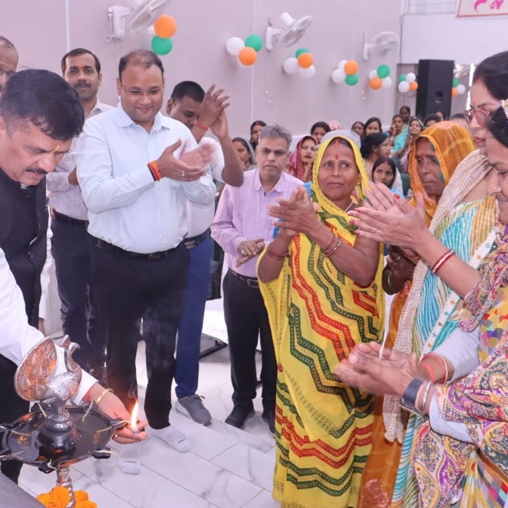 स्वयं सहायता समूह की महिलाओं को आर्थिक सहयोग दिया:डीएम बोले- सीएम योगी के नेतृत्व में प्रदेश ने विकास के आयाम स्थापित किए