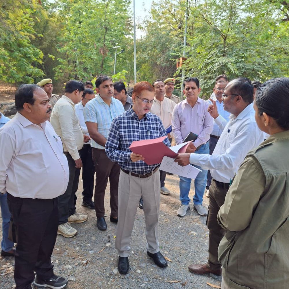 जिलाधिकारी ने सलखन फॉसिल्स पार्क का निरीक्षण किया:सोनभद्र में सुविधाओं को सुदृढ़ करने के निर्देश दिए