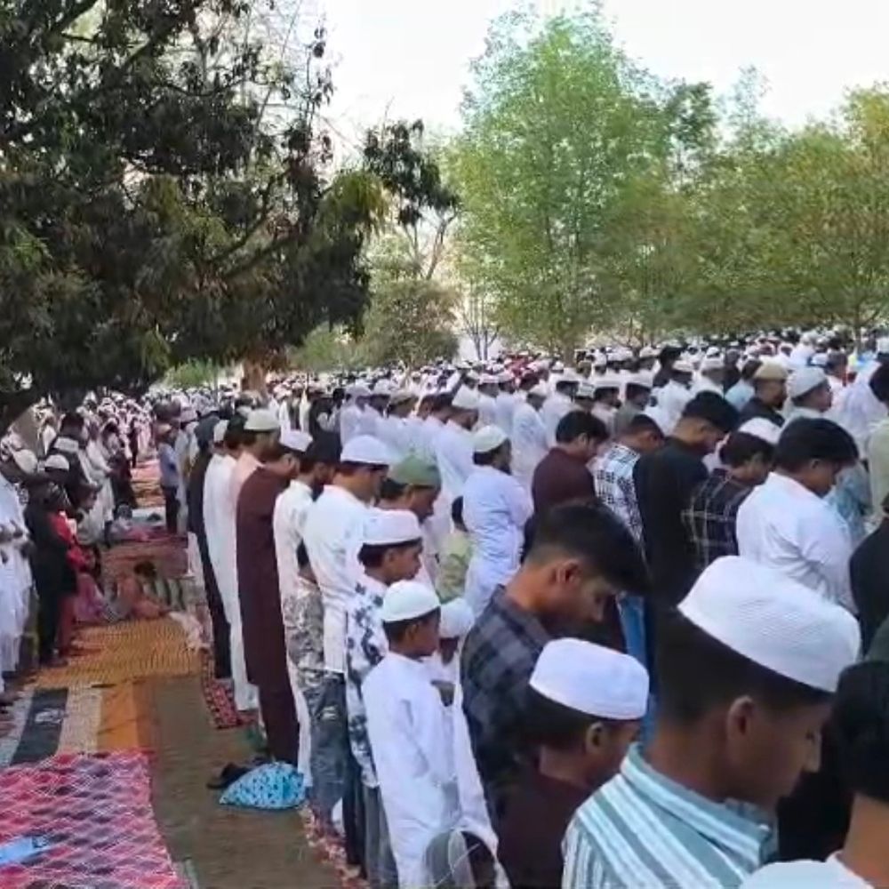 प्रतापगढ़ में 204 ईदगाहों, 587 मस्जिदों में ईद नमाज अदा:डीएम-एसपी ने भूलियापुर ईदगाह पर लोगों से मिलकर दी बधाई