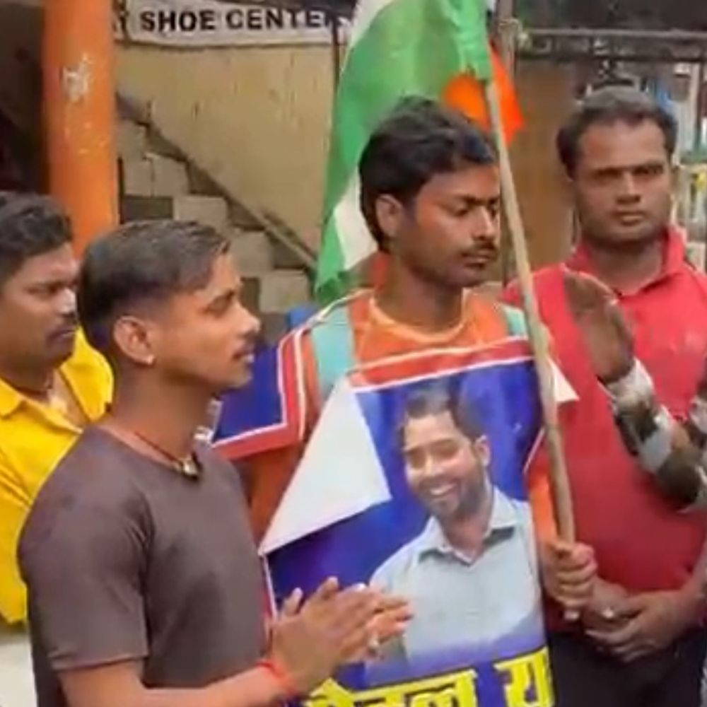 प्रतापगढ़ का छात्र खान सर से मिलने पटना पैदल निकला:सेवराई में लोगों ने फूल-माला पहनाकर स्वागत किया, UPSC क्वालीफाई करने का सपना