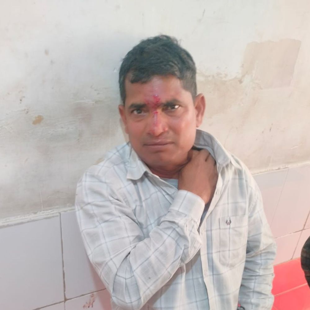 साढ़ में दो बाइकों की आमने-सामने भिड़ंत:शिक्षक समेत तीन गंभीर घायल, दो जिला अस्पताल रेफर