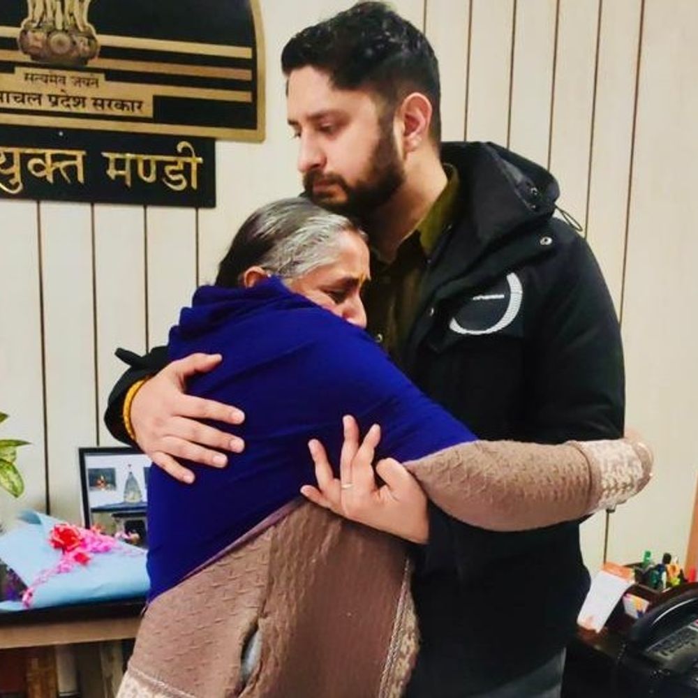 डीसी मंडी से मिलीं बुजुर्ग मां, बेटे की दिखी झलक:  प्राकृतिक आपदा में खोया बेटा, जन्मदिन पर मुलाकात कर हुईं भावुक, वीडियो सोशल मीडिया पर वायरल – Mandi (Himachal Pradesh) News