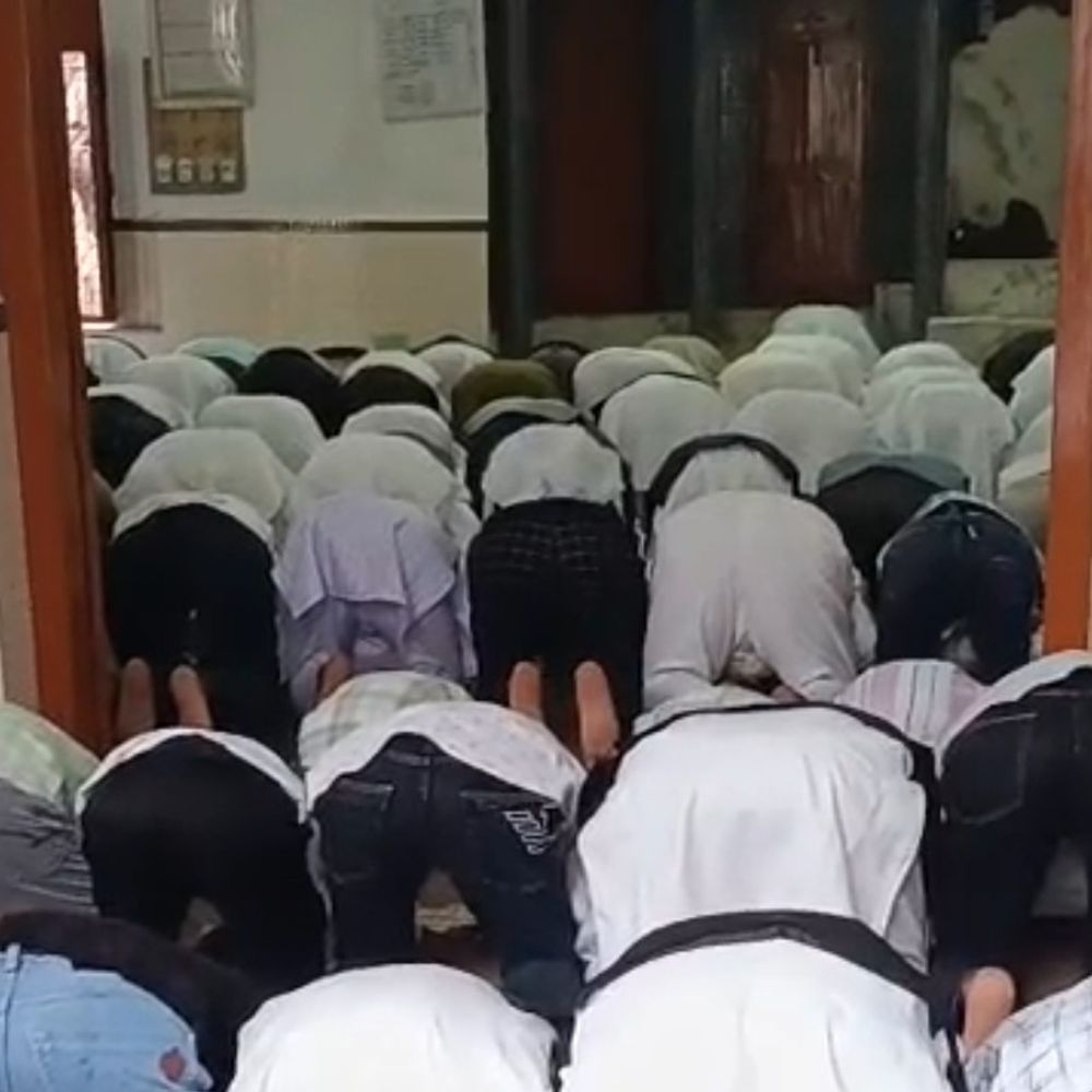 मौसम से ईदगाह की नमाज निरस्त:खलीलाबाद में बारी-बारी से मस्जिदों में अदा की गई ईद-उल-फितर की नमाज