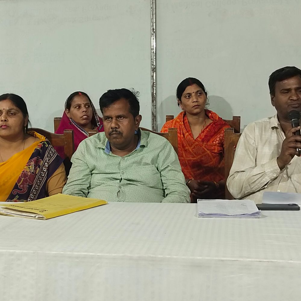 प्रयागराज कालीबाड़ी मंदिर से परिवार बेघर, सामान सड़क पर फेंका:पीड़ितों ने न्याय न मिलने पर कालीबाड़ी में जान देने की चेतावनी दी