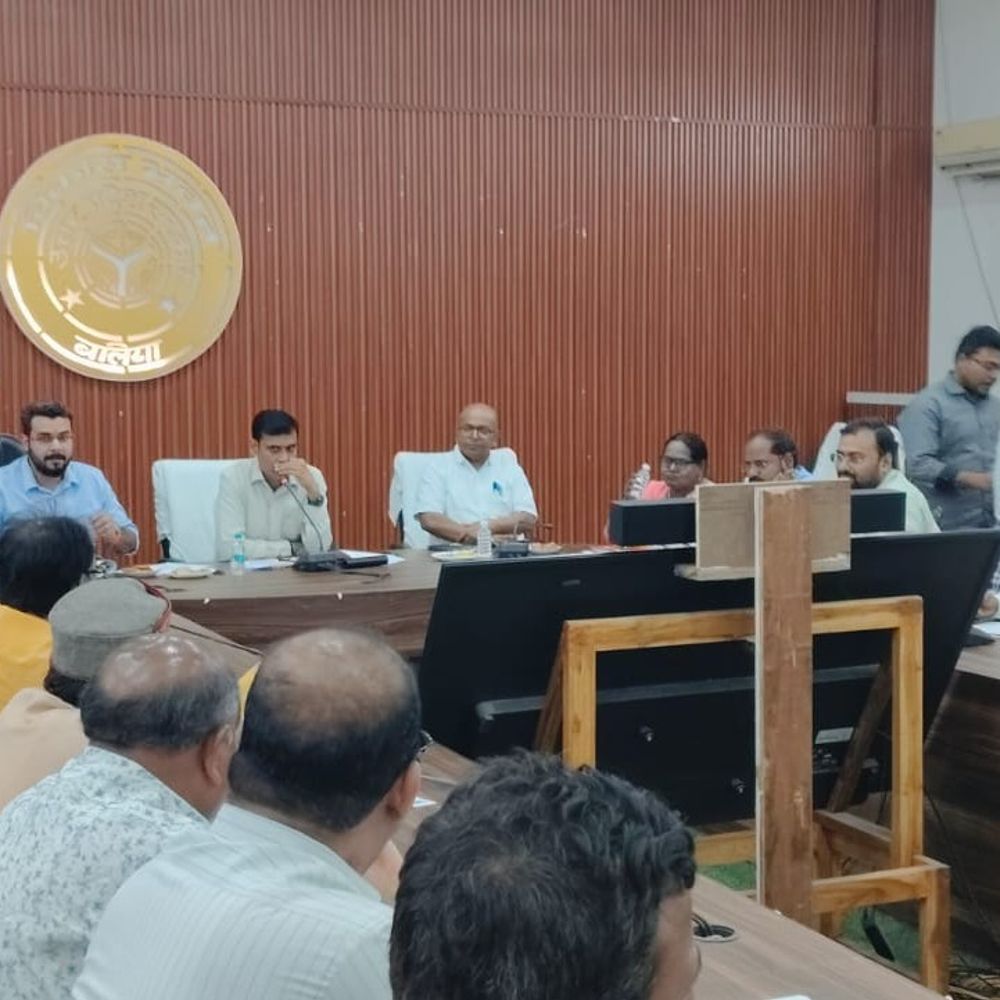 बलिया में उद्योग बंधु की बैठक:इंडस्ट्रियल एरिया में सफाई, आरओ प्लांट की मांग; डीएम ने दिए निर्देश