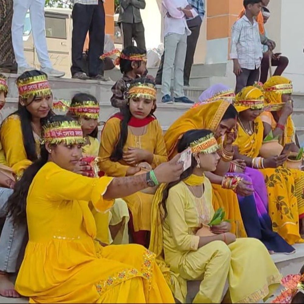 बस्ती के तिघरा में मां दुर्गा मूर्ति प्राण प्रतिष्ठा:भव्य कलश यात्रा में उमड़ी श्रद्धालुओं की भीड़, गूंजे जयकारे