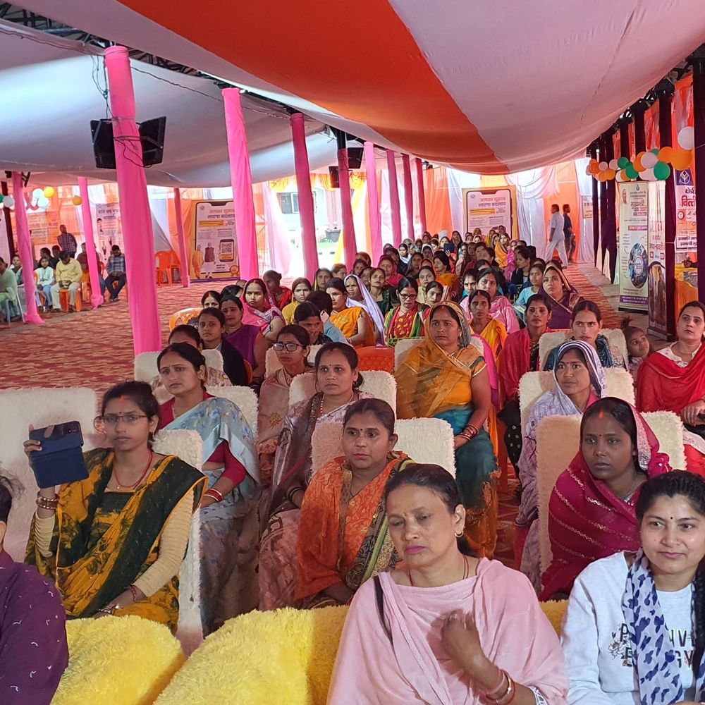 श्रावस्ती में 12.79 करोड़ से अधिक की सहायता राशि वितरित:नव निर्माण के नौ वर्ष कार्यक्रम में 20 को ऋण प्रमाण पत्र भी मिला