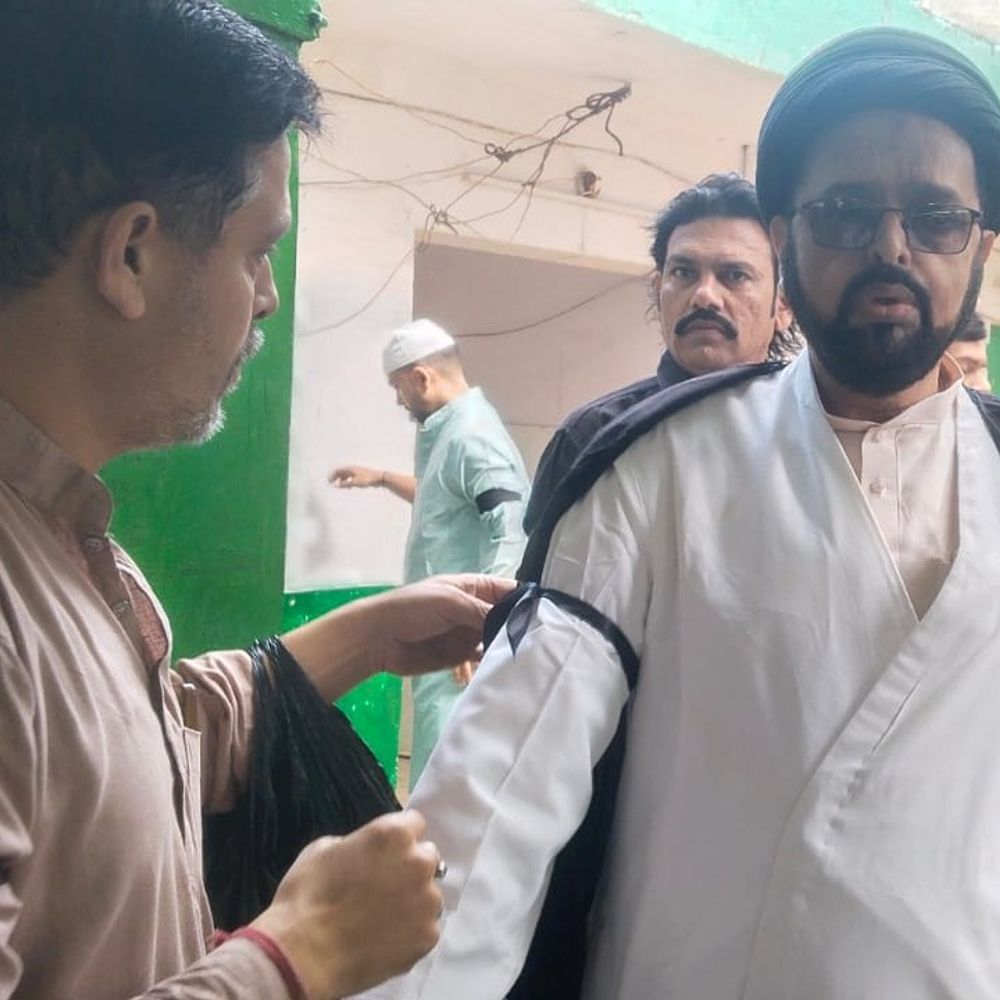 प्रयागराज में शिया समुदाय ने काली पट्टी बांधकर पढ़ी नमाज़:ईरान के शहीदों के प्रति संवेदना में ईद पर जताया विरोध