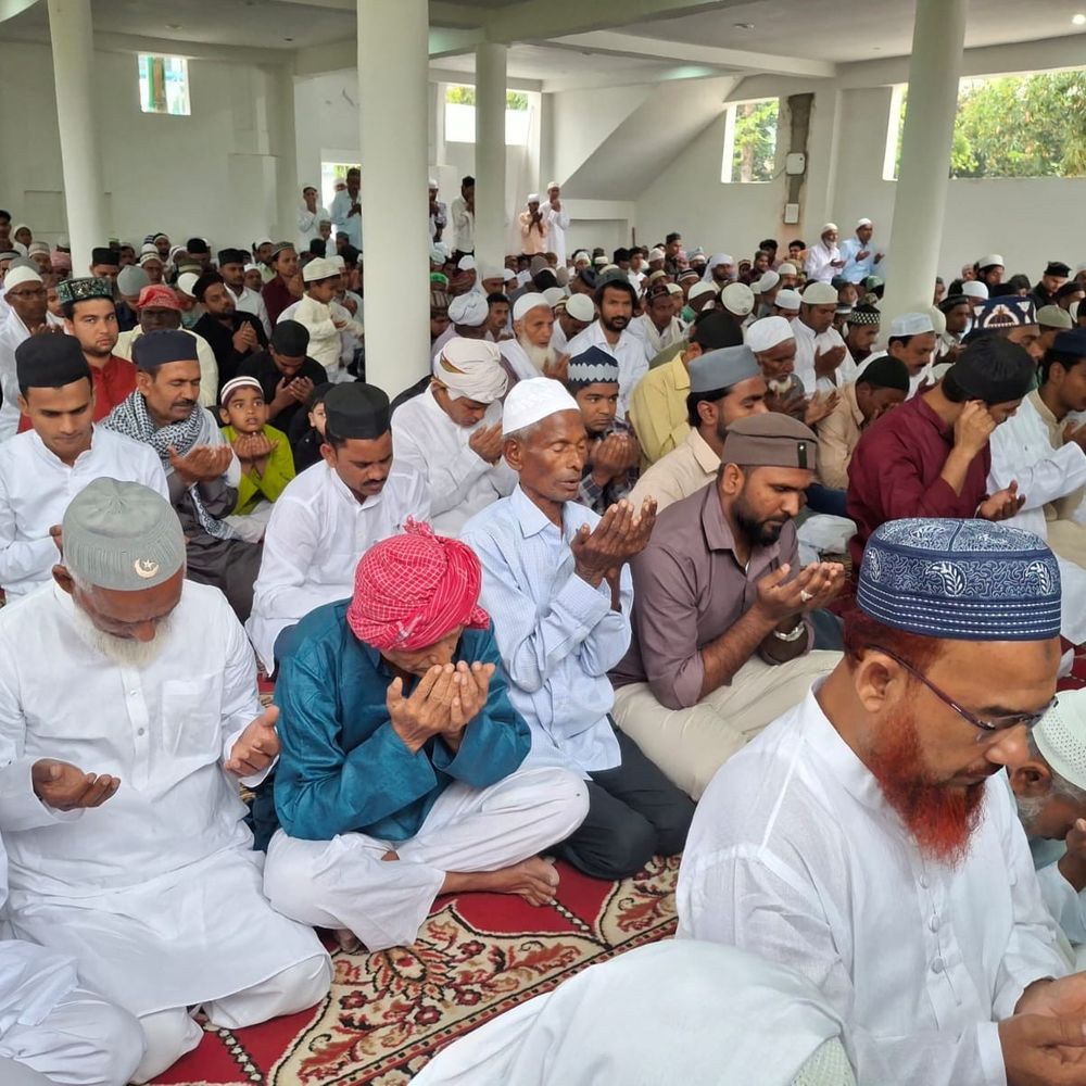 गोपालगंज में ईदगाह से सड़क तक अदा की नमाज:दरगाह तिरबीरवा ईदगाह में 1000 लोग पहुंचे, गले मिलकर दी मुबारकबाद