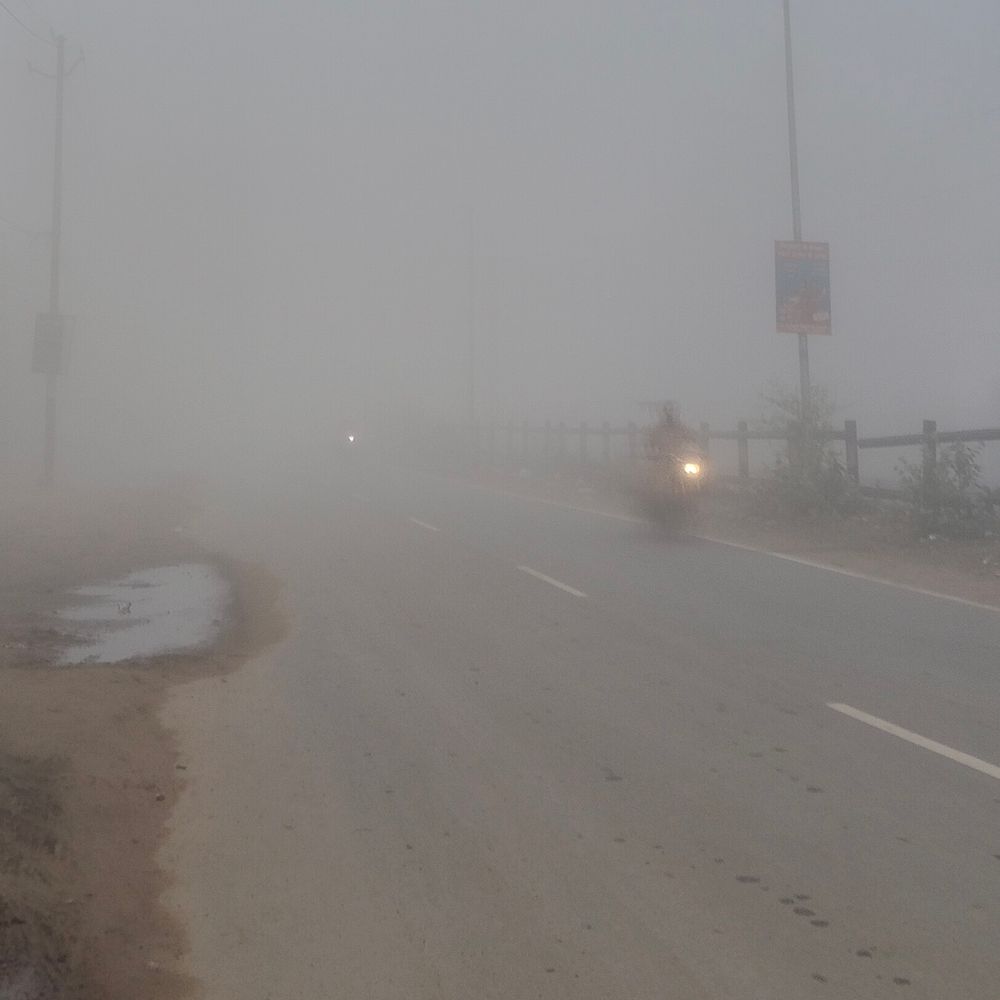 हाथरस में घना कोहरा छाया, विजिबिलिटी 20 मीटर:सड़क पर दिन में भी हेडलाइट्स जलाकर रेंगते दिख वाहन, तापमान 16 डिग्री