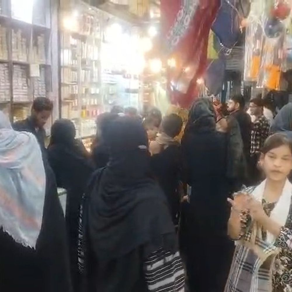 मथुरा में दिखा ईद का चांद:शहर में खुशी का माहौल, बाजारों में देर रात तक खरीदारी,आज मनाई जा रही ईद