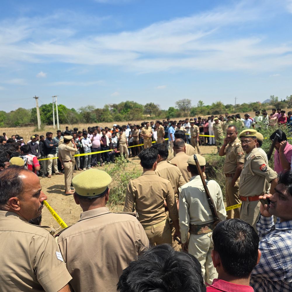 ललितपुर में कुएं में डूबने से युवक की मौत:परिजनों ने शव रखकर प्रदर्शन किया, पुलिस पर मारपीट और खदेड़ने का आरोप लगाया