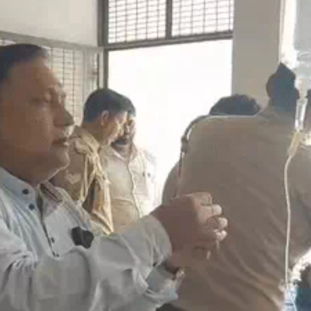 कानपुर में प्रेमी ने प्रेमिका पर चाकू से वार किया:बात करने का दबाव बना रहा था, खुद को भी घायल किया; गर्दन पर गहरा जख्म