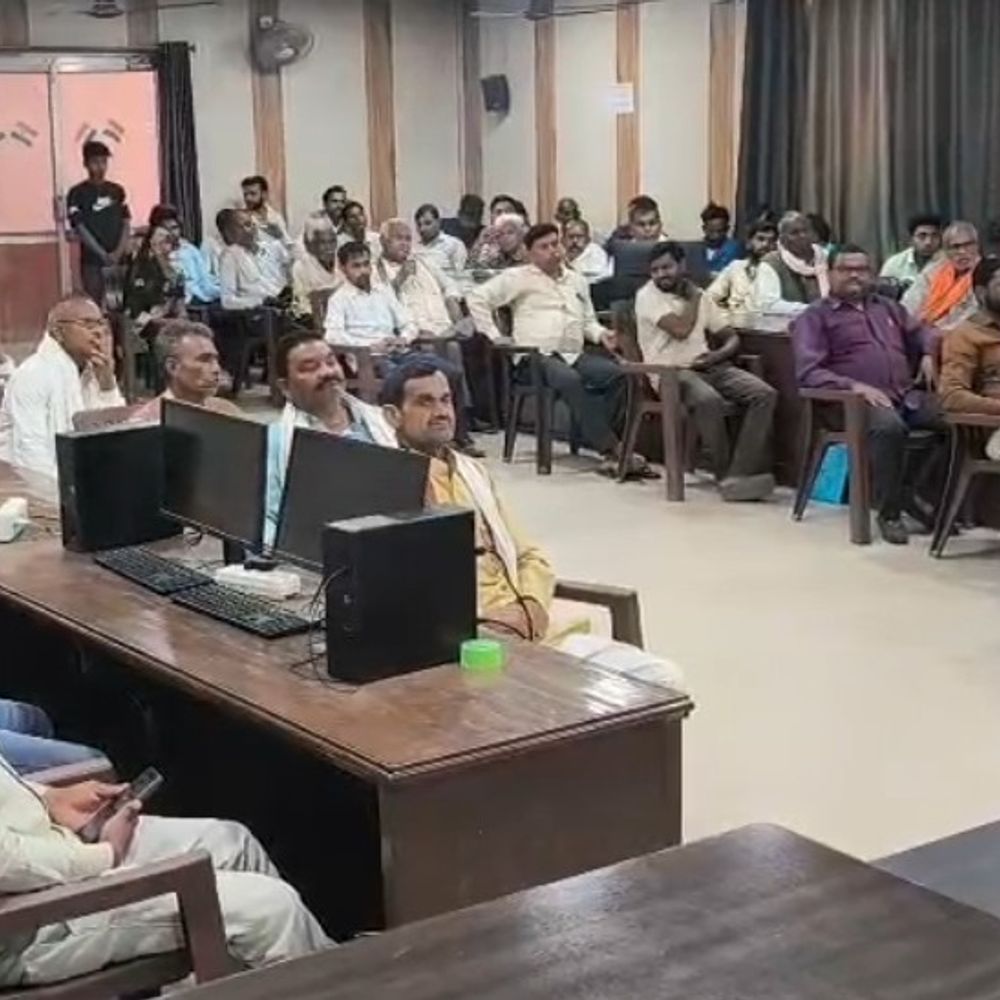 ई-केवाईसी और मुफ्त राशन वितरण पर जोर:अलीगंज में राशन कोटेदारों की समीक्षा बैठक में दिए गए निर्देश